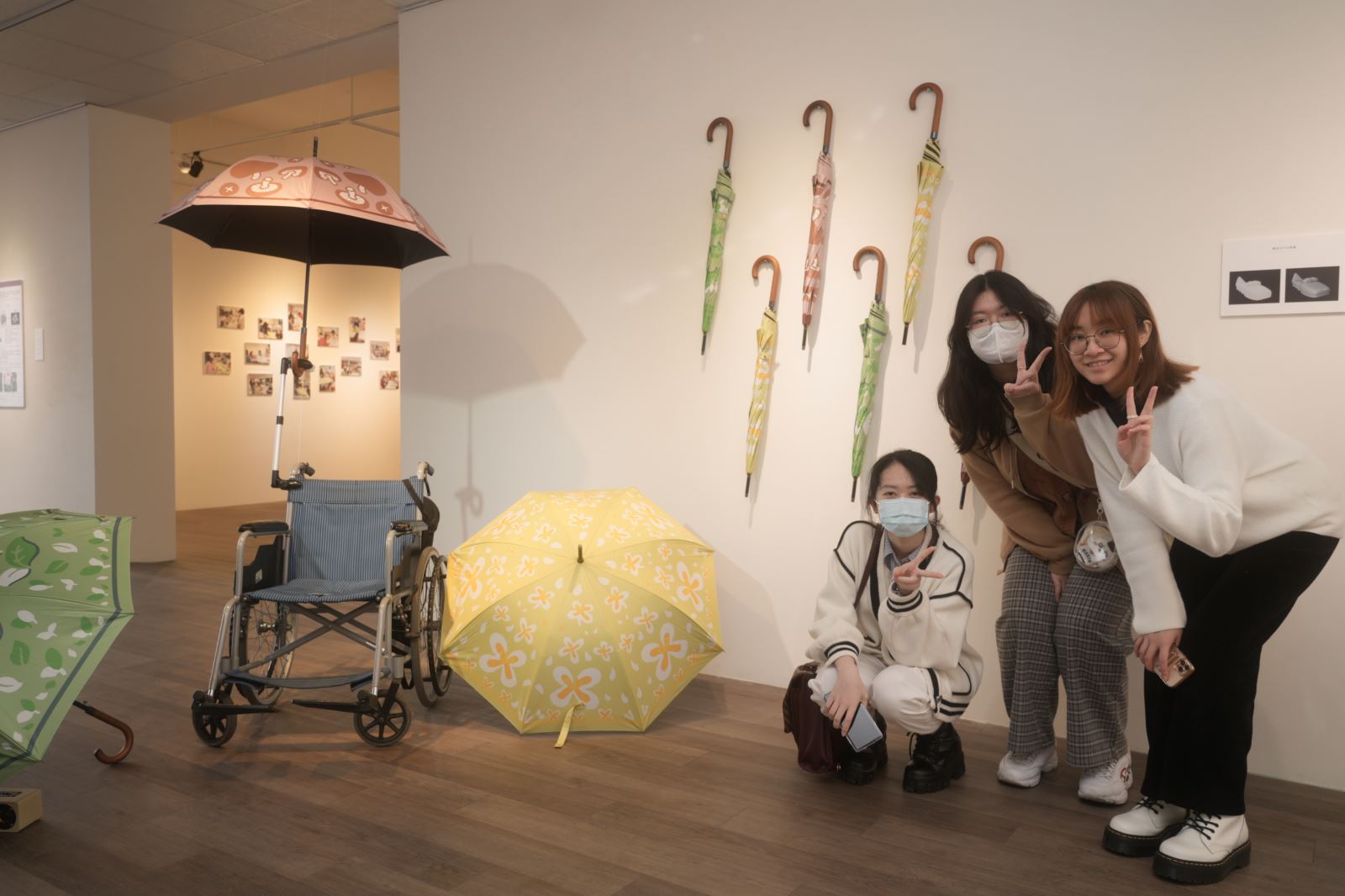 美術與文創學系莫曉彤、蕭采均與劉文穎，利用桂花、茶葉與香菇等石碇區農產作為元素，共同創作一系列雨傘作品。