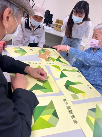 策劃團隊以華梵大學新六藝的茶作為元素發想製作七巧板小遊戲，於兆如老人安養護中心與老年人互動。