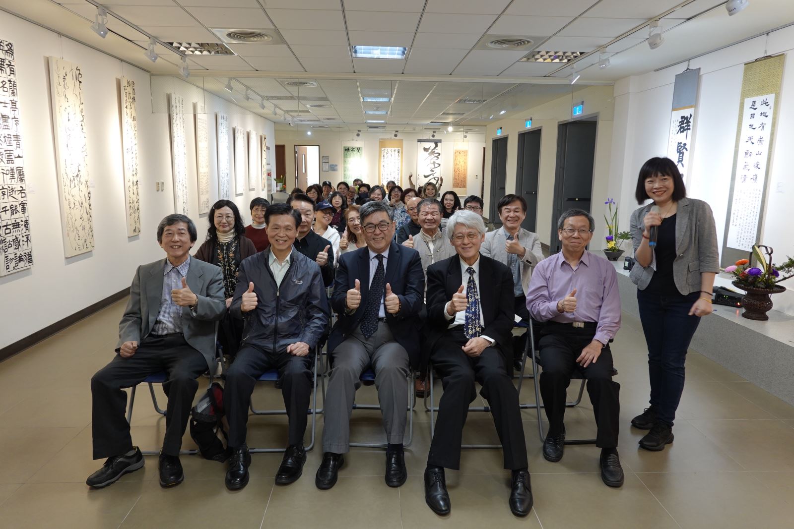 參展書藝家與貴賓、師生合影。