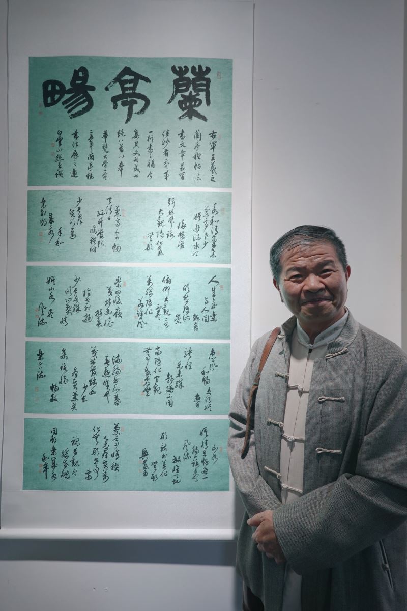 桃園市書法教育學會張日廣榮譽理事長與作品〈蘭亭暢〉。