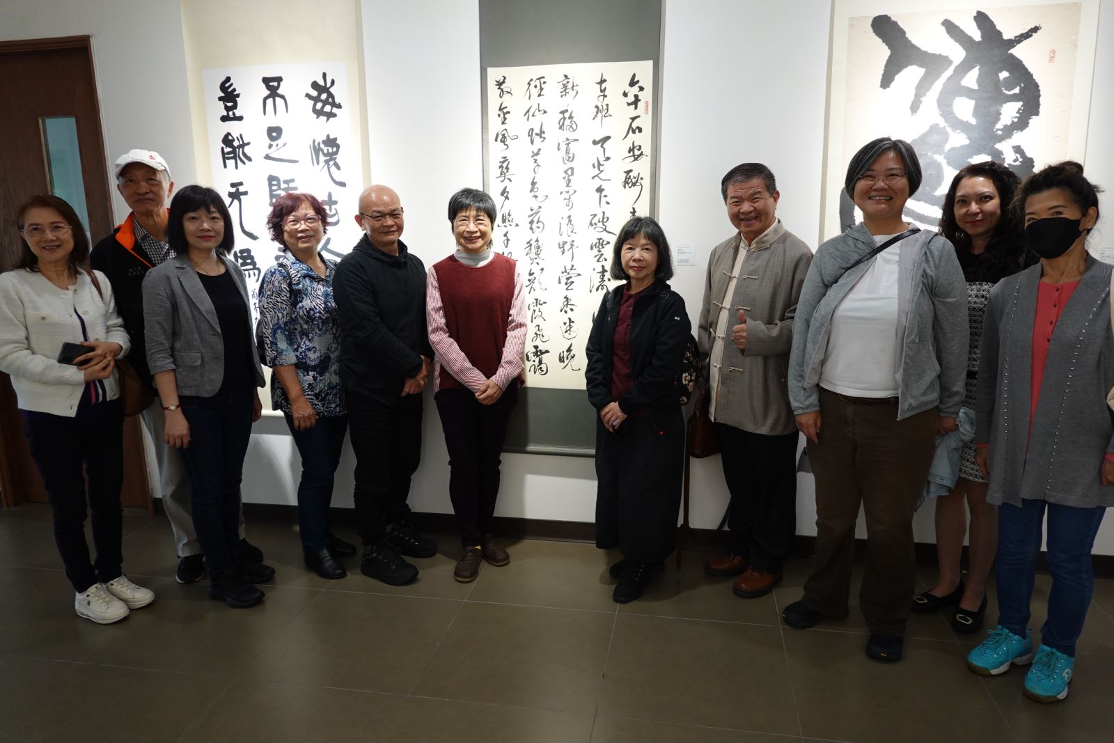 雲心書會游美蘭榮譽會長（左六）的作品〈六十石山紀遊 自作詩〉深受歡迎。