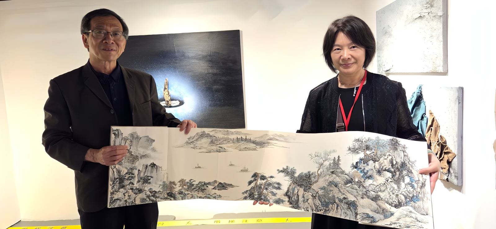 美術與文創學系李叔修（右）製作了一本超長的摺頁畫冊。