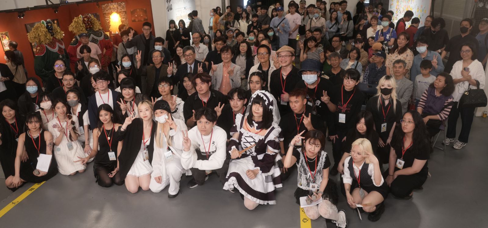 華梵大學美術與文創學系第26屆畢業展開幕現場合影。