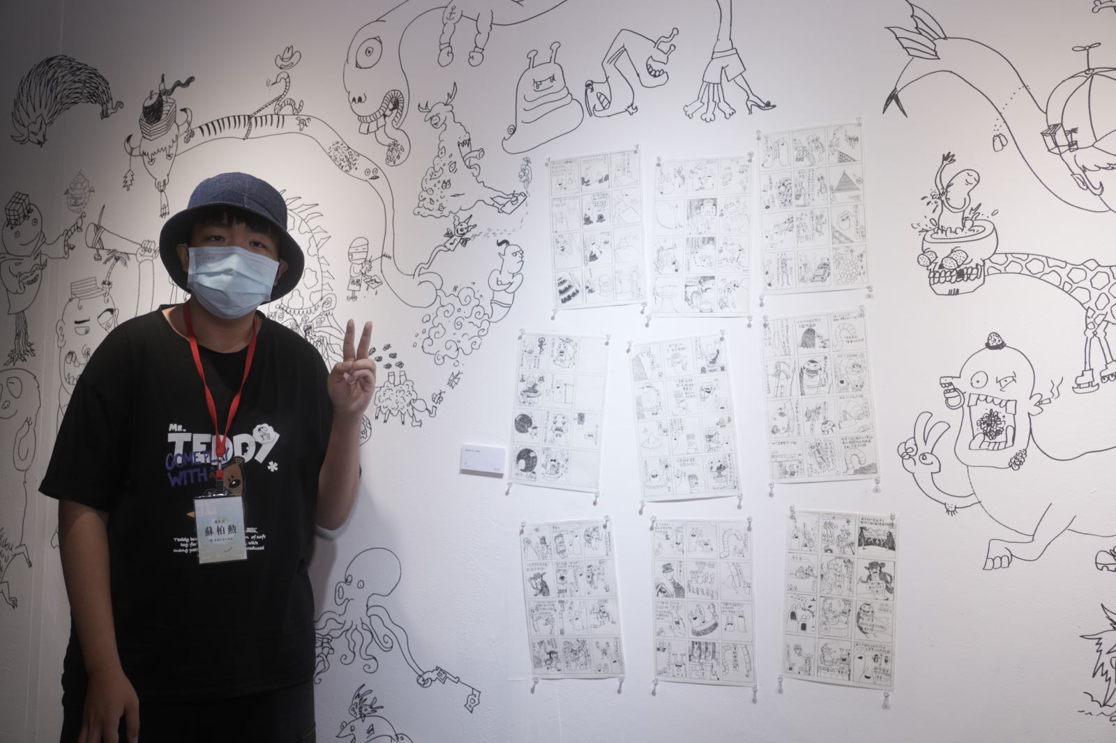 美術與文創學系蘇柏勲與作品〈蟲蟲生活小漫畫〉。