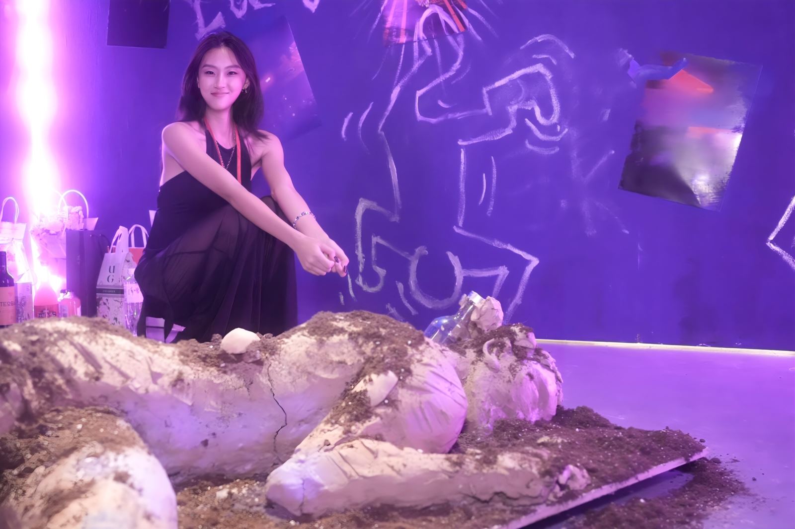 美術與文創學系楊沁璇的大型泥塑作品〈泥把我灌醉〉。