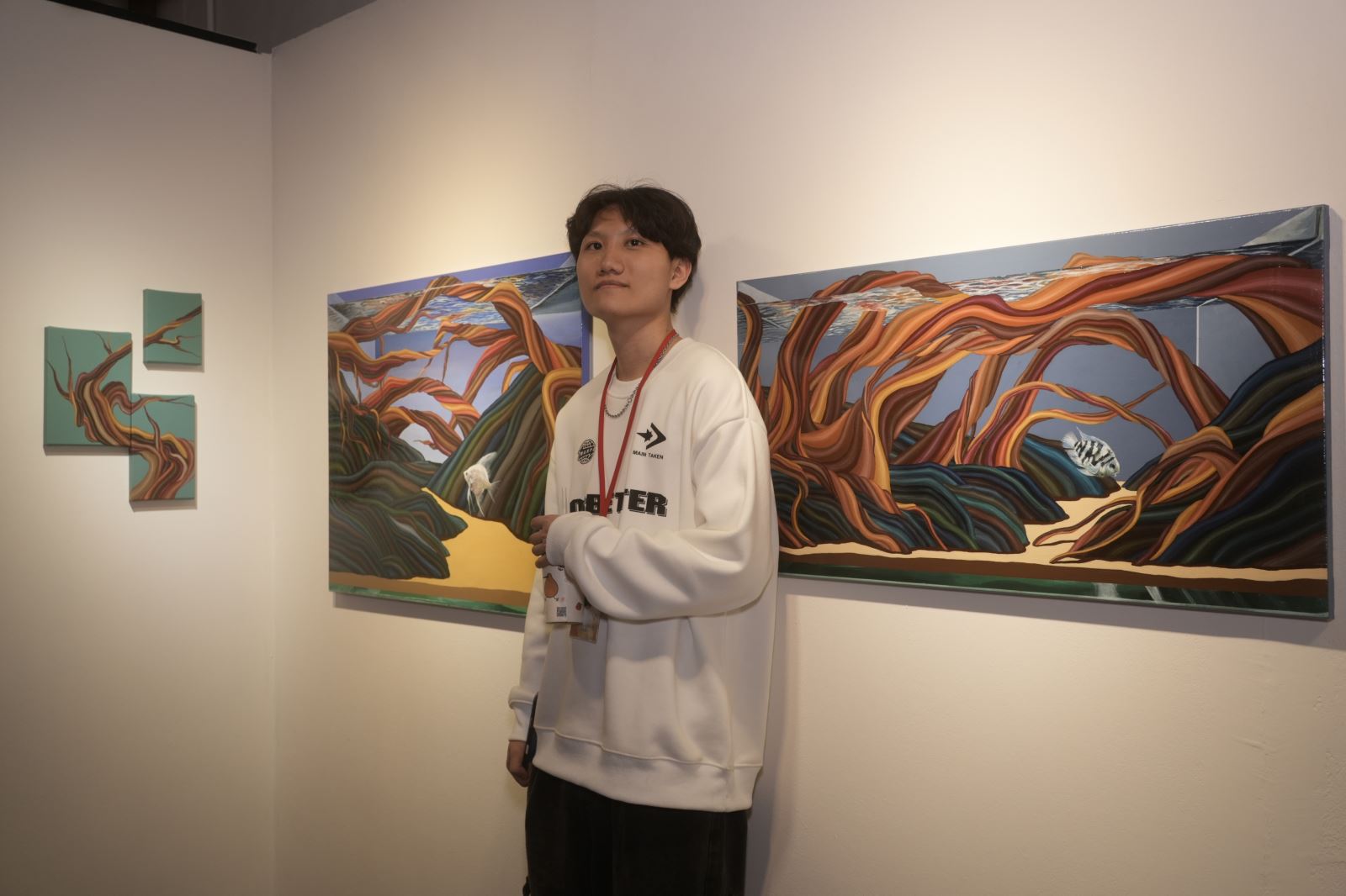美術與文創學系林秉禎與作品〈遁走的憂美世界〉。