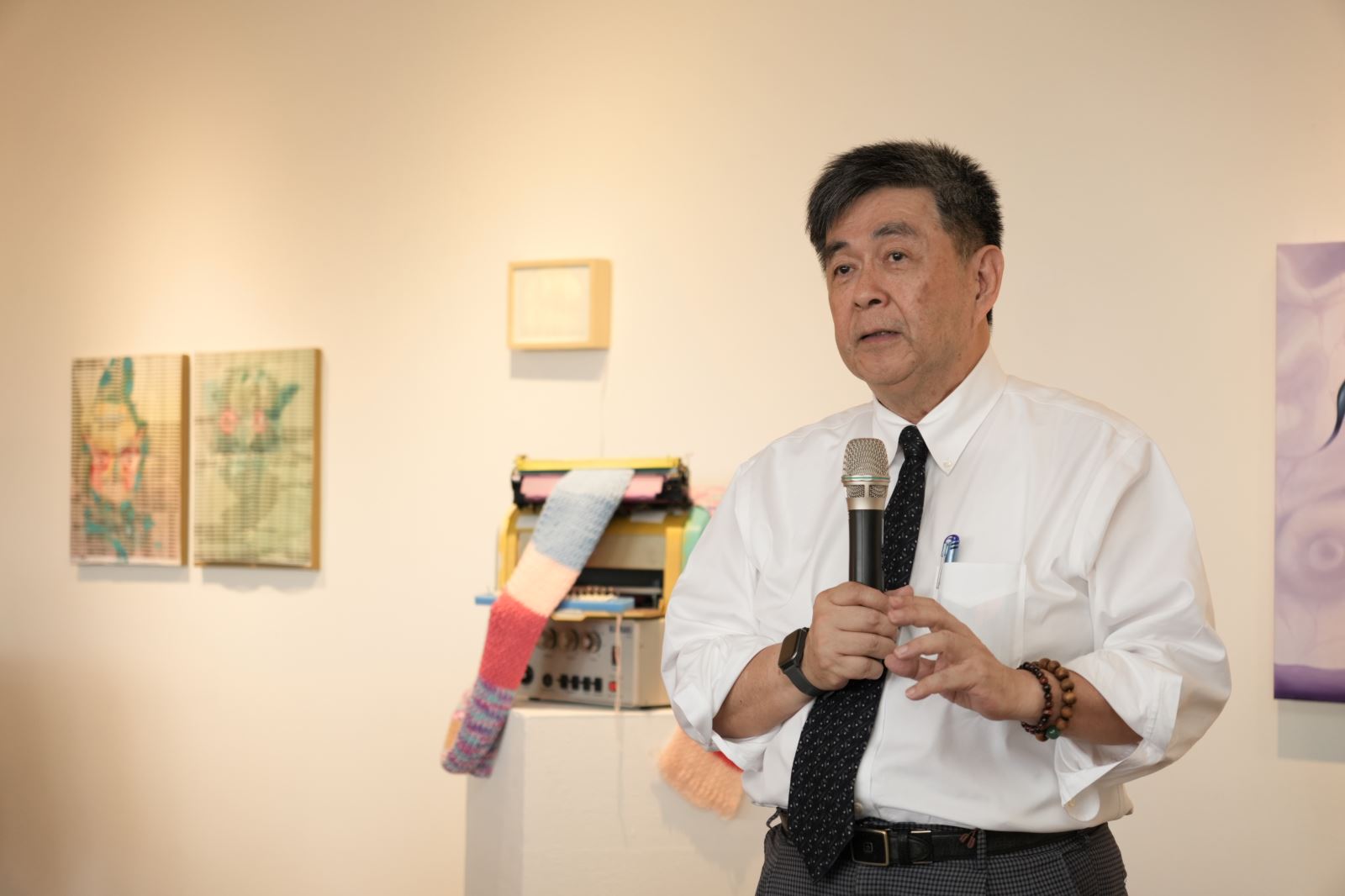 華梵大學校長李天任於第27屆美術與文創學系系展展覽活動現場致詞。