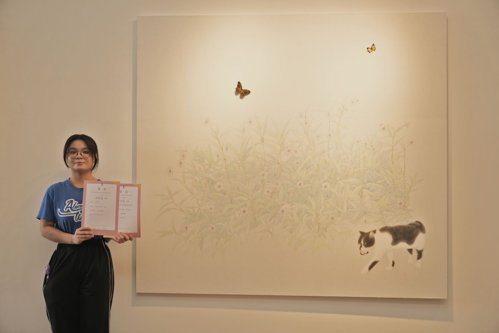 美術與文創學系林妤晨與榮獲平面作品類第二名作品〈春日午後裡的故事〉。