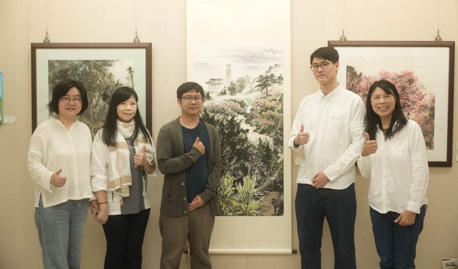 指導老師美術系助理教授鄧君浩（中）與參展同學合影。