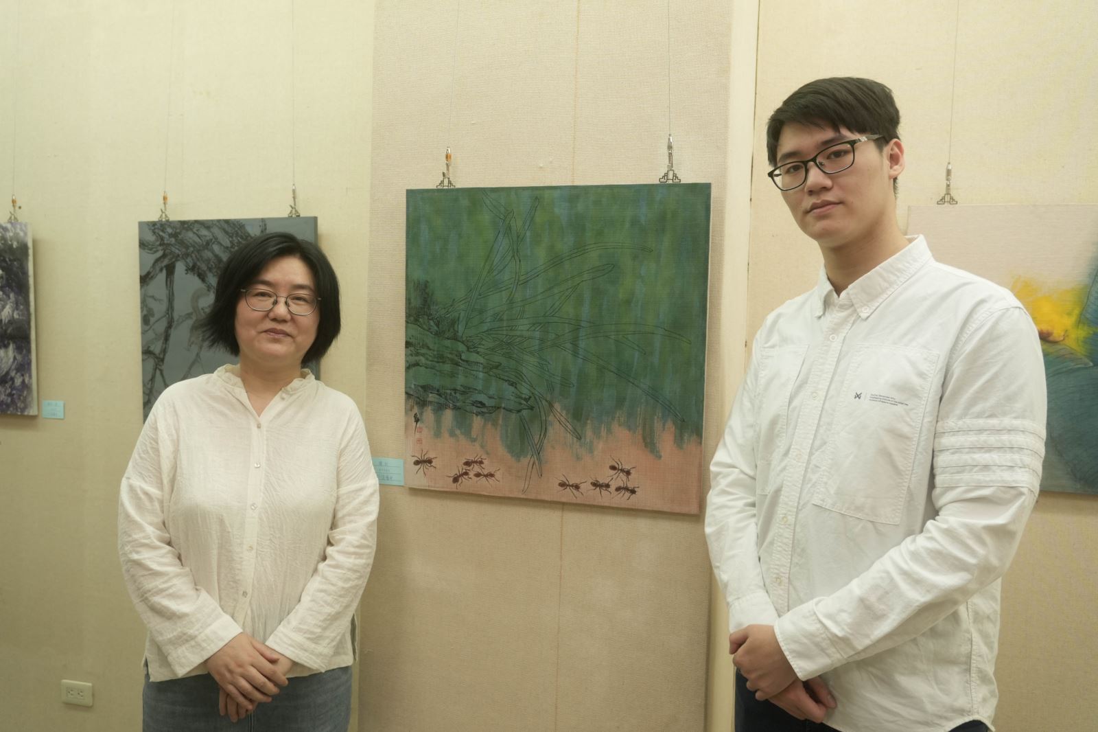 王力紅 （左）與兒子司徒會中作同學，母子倆在司徒會中作品〈翔〉前合影。