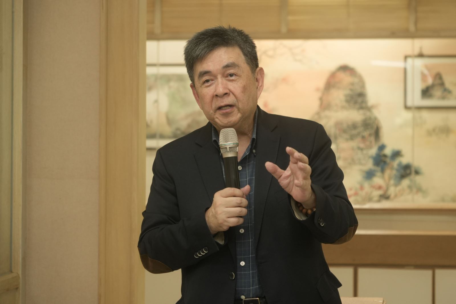 華梵大學李天任校長在華梵文物館書畫作品展致詞。