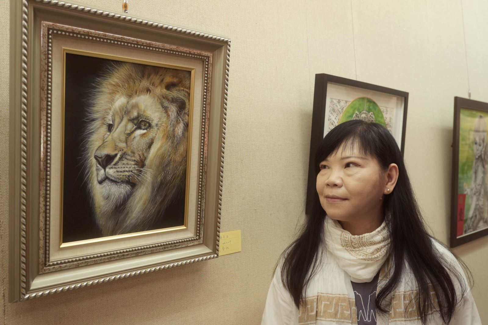 詹春秋與作品〈獅子王〉。