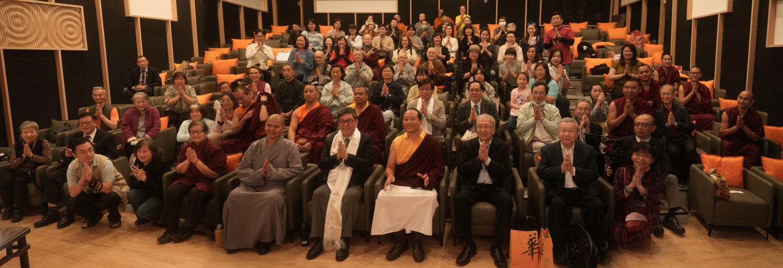 藏傳佛教薩迦派第43任薩迦法王智慧金剛仁波切（Gyana Vajra Rinpoche）蒞臨華梵大學演講現場合影。