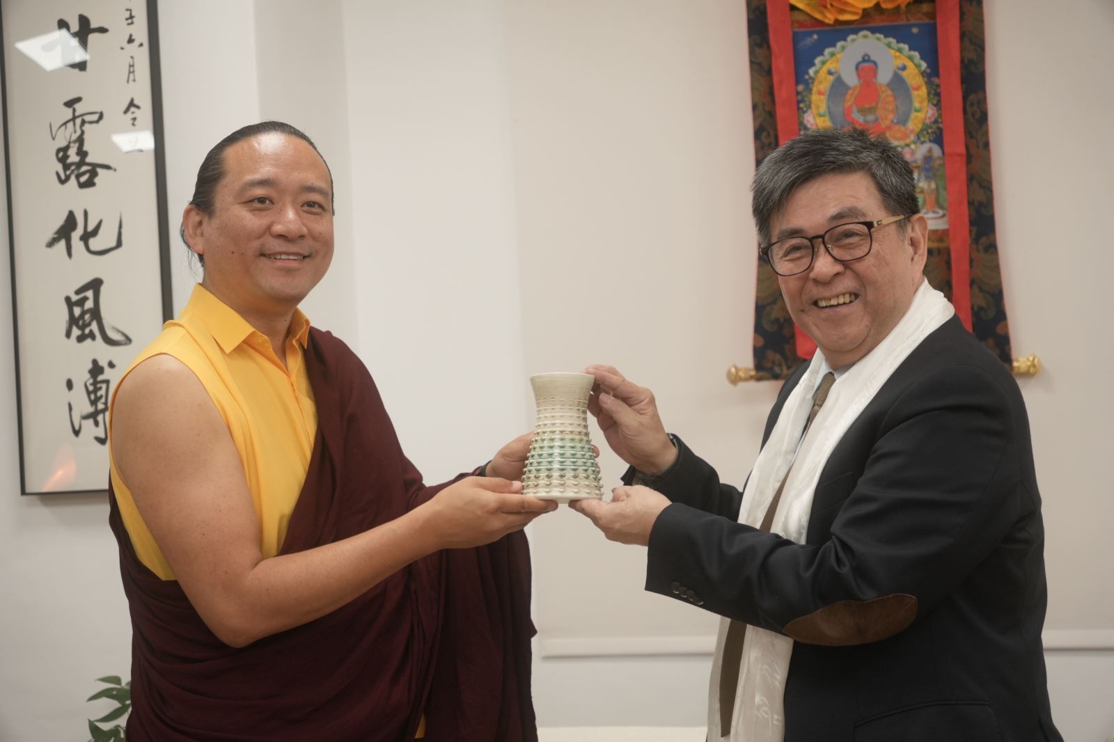 華梵大學李天任校長（右）致贈學生設計製作的陶瓷3D列印花瓶給薩迦法王。