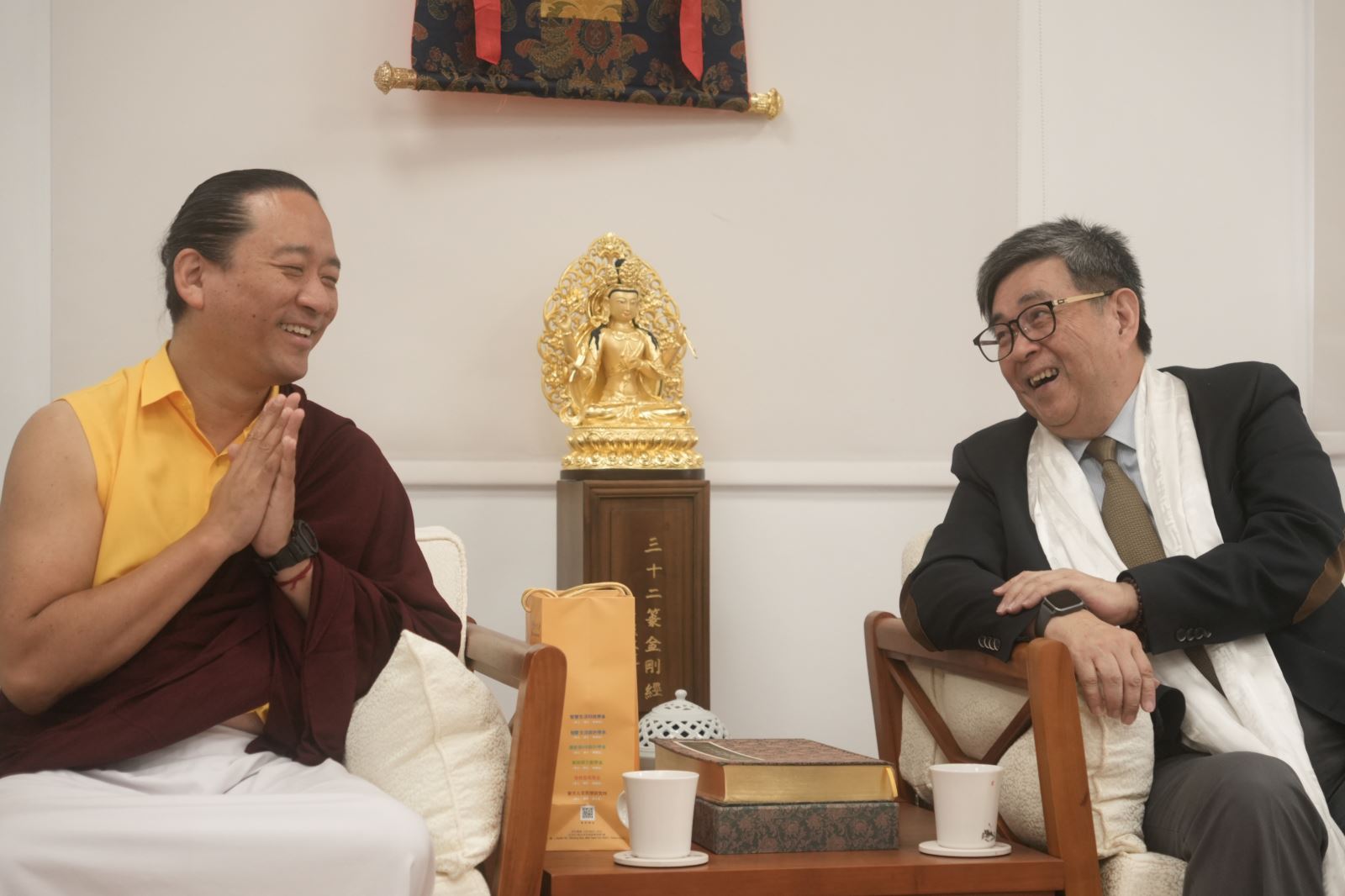 華梵大學李天任校長（右）與第43任薩迦法王相談甚歡。