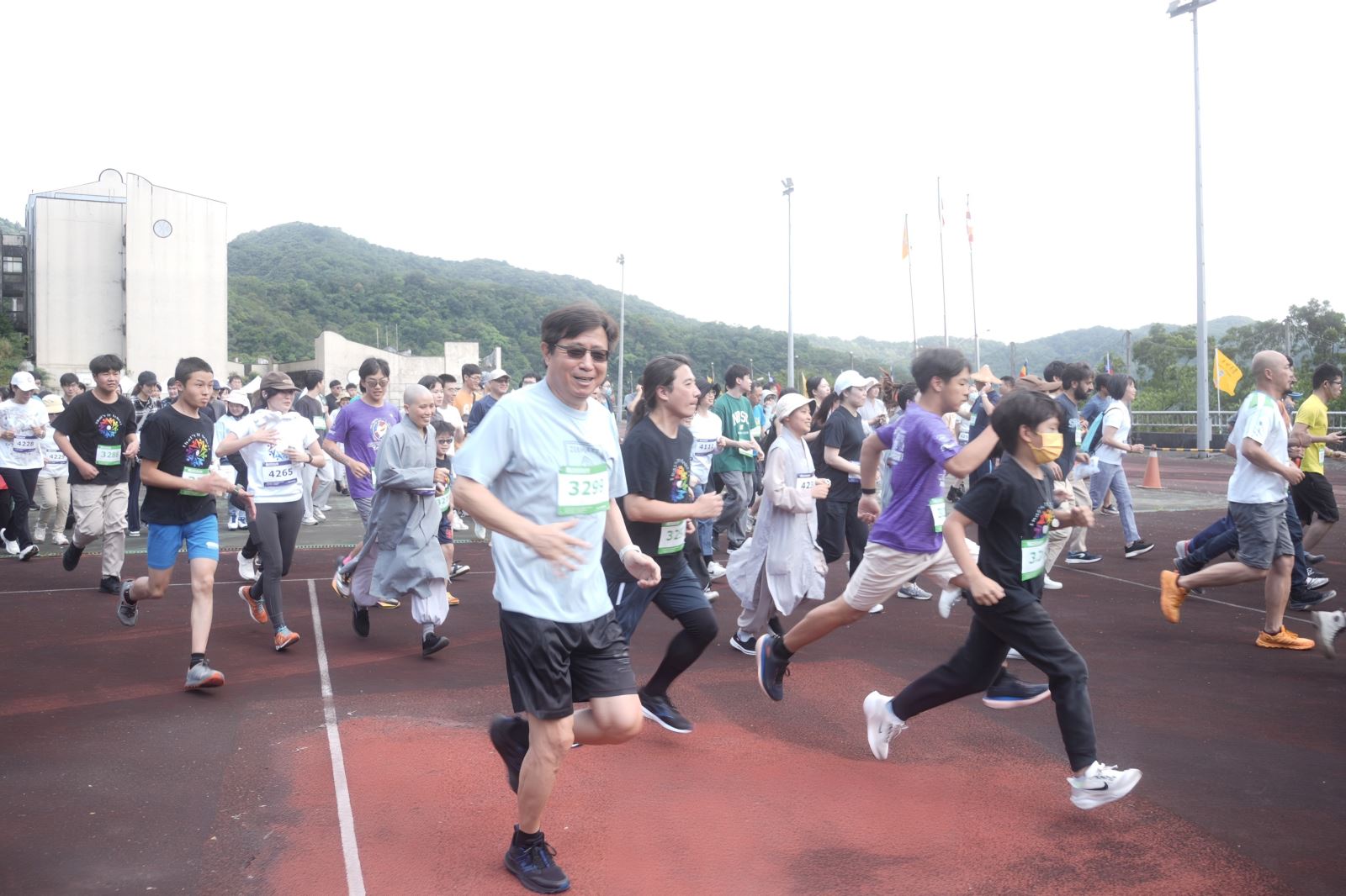 創辦人越野賽參賽者應聲起跑。
