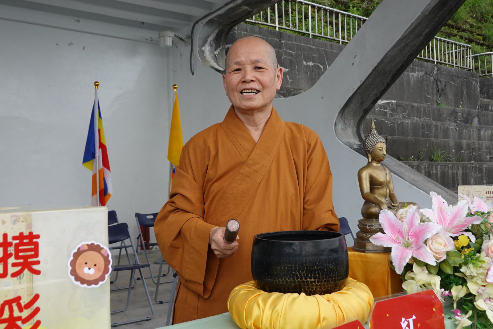 華梵大學悟觀董事長擊罄，宣告越野賽正式開跑。