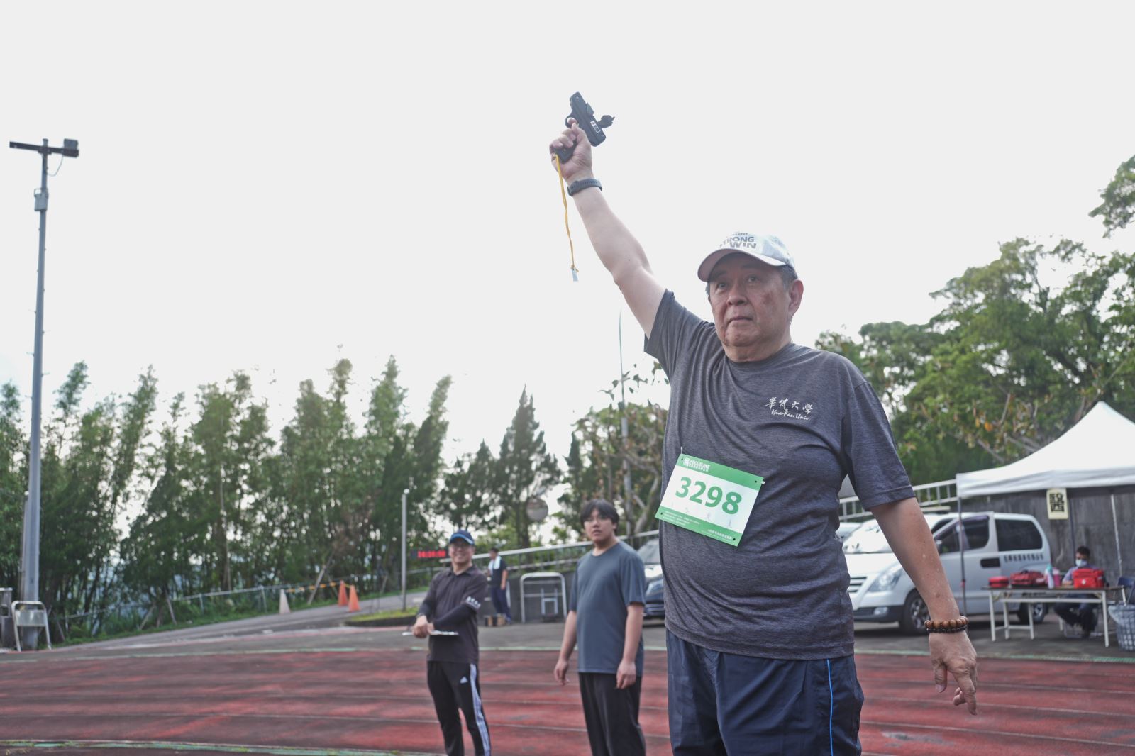 華梵大學李天任校長為越野賽鳴槍起跑。