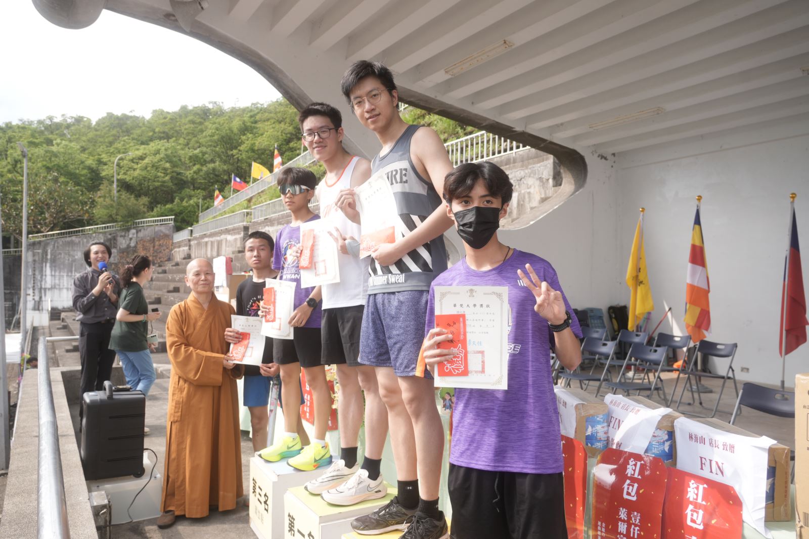 華梵大學董事長悟觀法師（左一）為創辦人越野賽學生男子組頒獎。