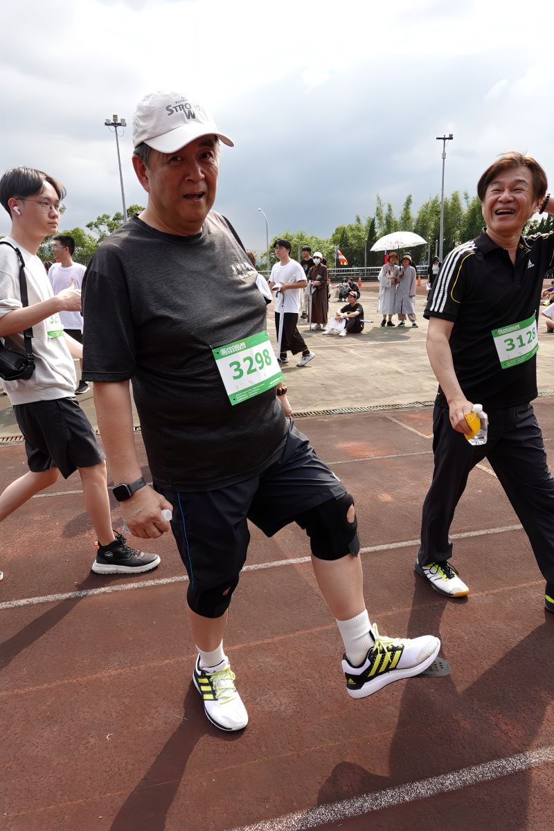 華梵大學李天任校長在越野賽傾盡全力，跑到鞋底都脫落了。