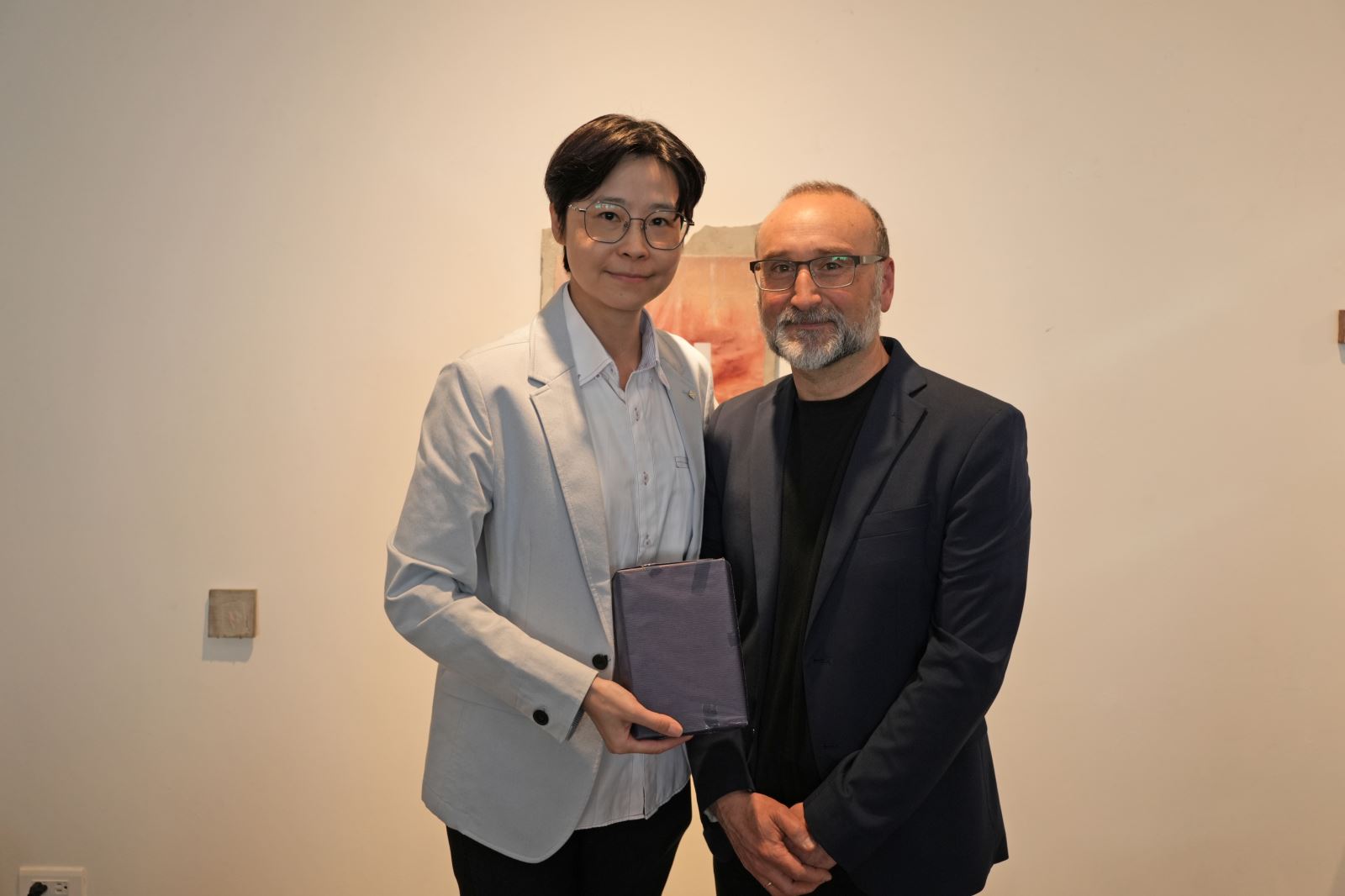 UCLM藝術系主任哈維爾·阿里薩·波馬雷塔教授（Javier Ariza Pomareta）（右）致贈紀念品，由華梵大學美術與文創學系楊侖助理教授代表受贈。