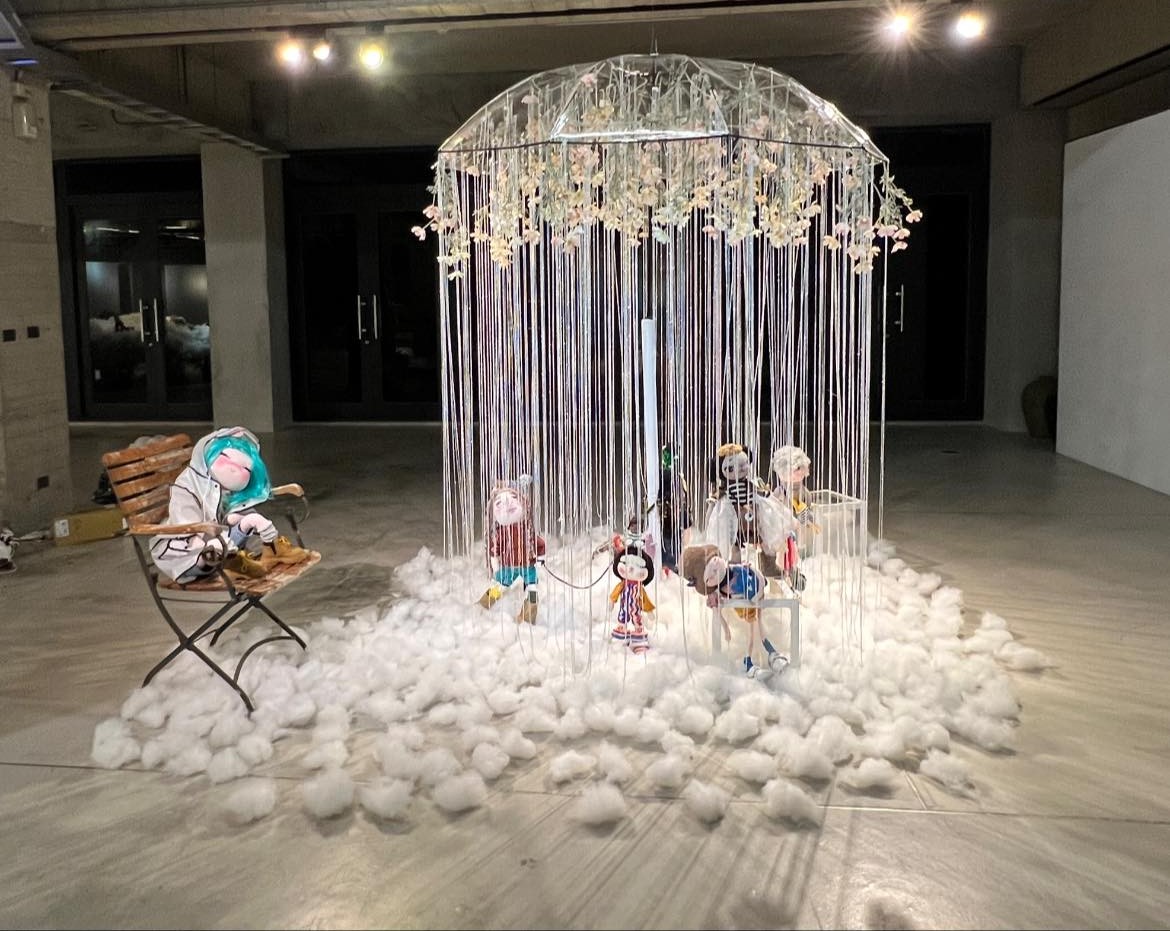 林淑芳的大型裝置藝術作品〈綁〉在展場格外受到矚目。