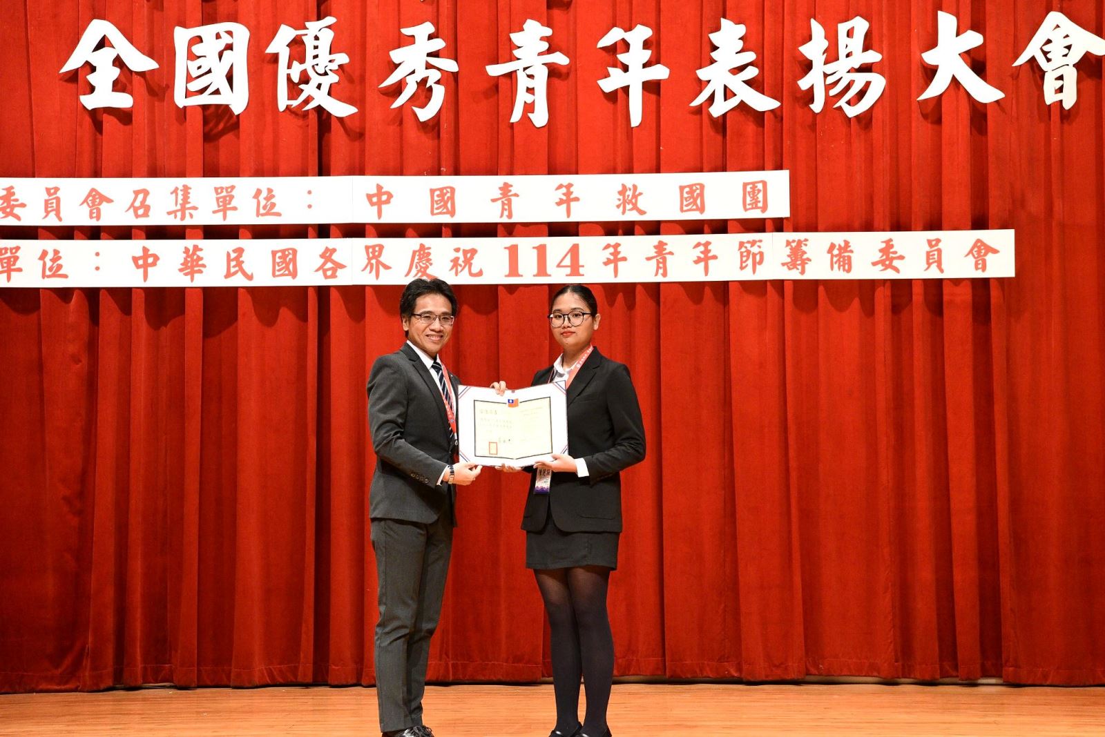 陳慧銨（右）贏得114年全國大專優秀青年殊榮，全校師生都認為實至名歸，為她喝采。
