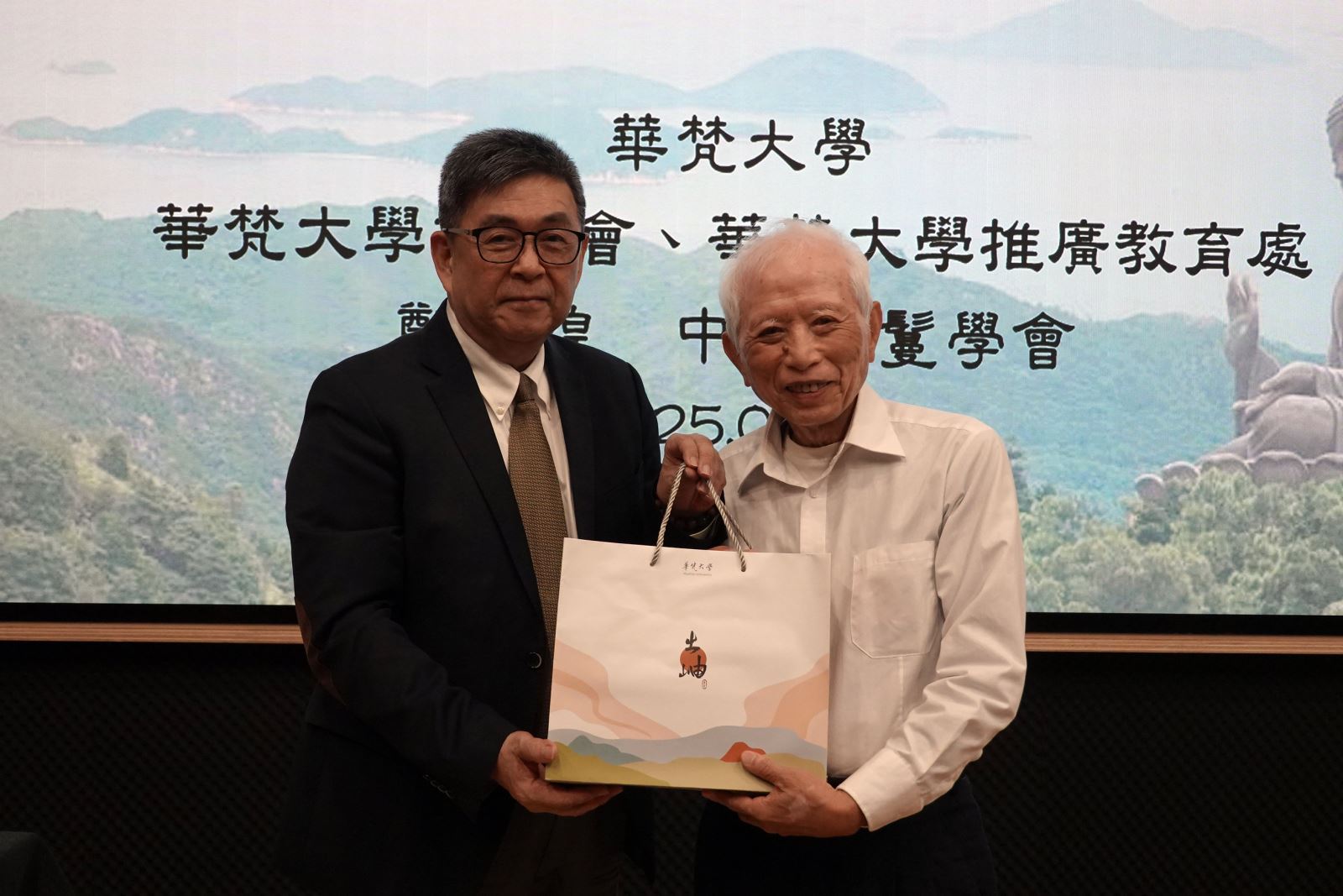 華梵大學李天任校長（左）邀請鄭振煌教授今後固定到校本部開課，嘉惠更多師生。