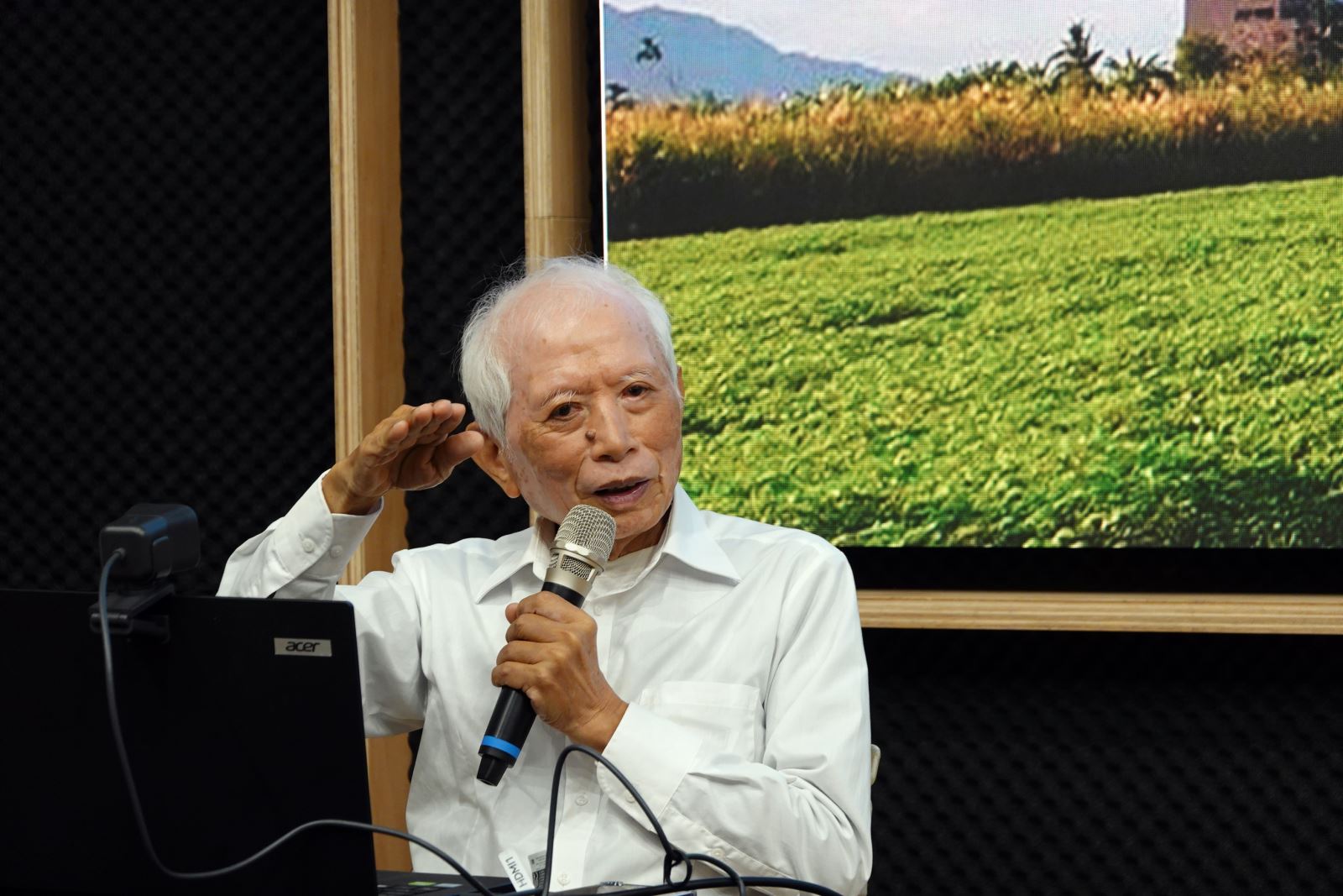 佛教知名學者鄭振煌教授蒞臨華梵大學演講。
