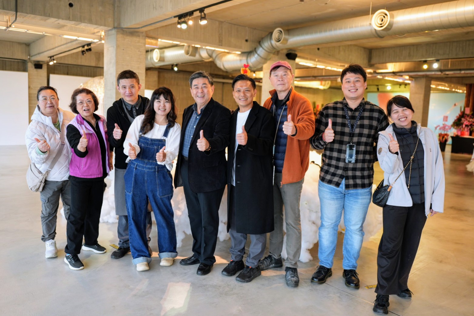 「繭生」創作展開幕當天冠蓋雲集，華梵大學校長李天任（中）與前石碇區長劉彥伯（右四）都來共襄盛舉。