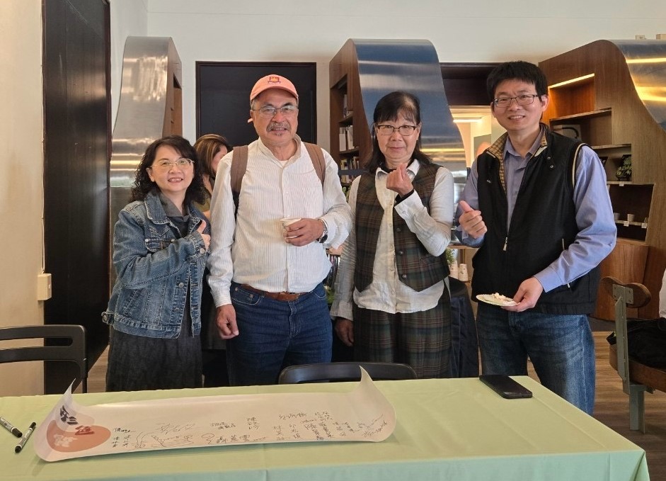 石雕大師黎志文（左二）與創作者（左起）洪淑真、陳貞貞、吳桂竺合影。