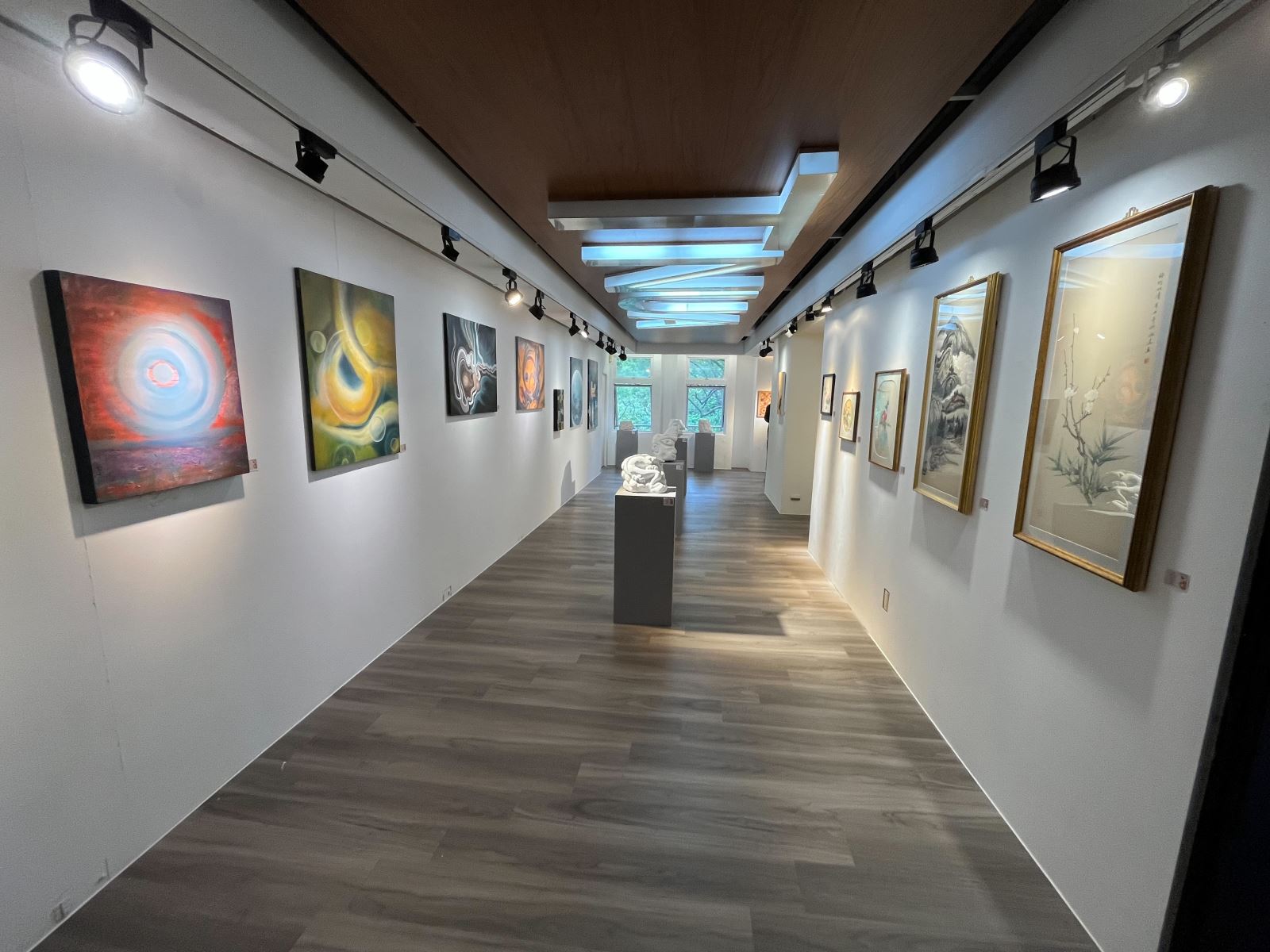 「形．色．質」創作展展出近60件多元媒材作品。