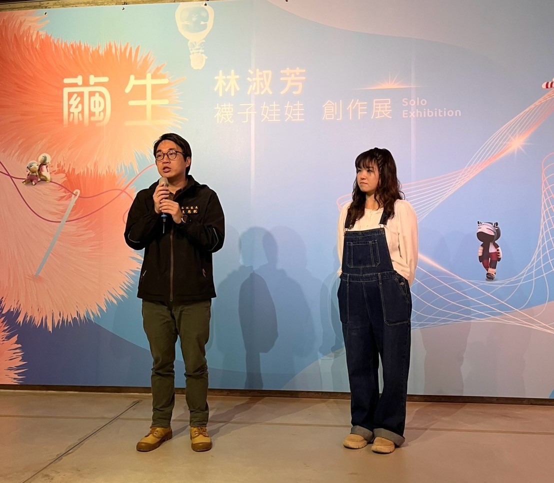 石碇區長王思凱（左）於林淑芳的「繭生」創作展開幕式致詞。